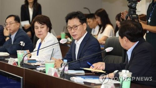 민생채움단 중소기업인 간담회에서 인사말하는 박광온 원내대표