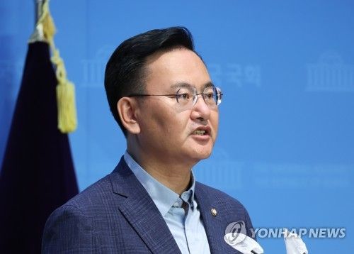논평하는 국민의힘 유상범 수석대변인