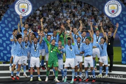 우승 트로피 들어 올린 맨시티 선수들