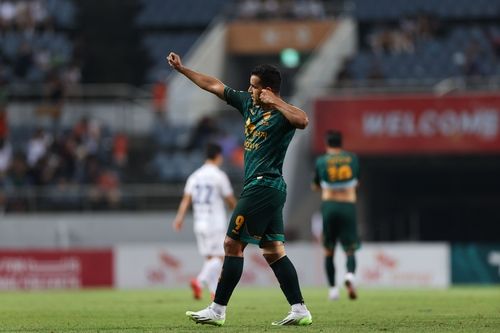 골세리머니를 펼치는 제주의 유리 조나탄