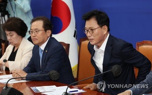 회의 입장하는 박광온