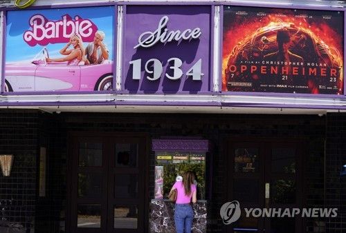 미 극장에 나란히 걸린 '바비'와 '오펜하이머' 포스터