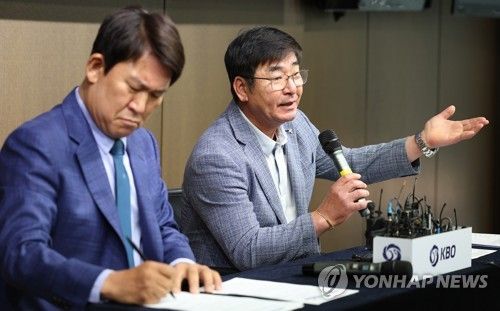 취재진 질문에 답하는 류중일 감독