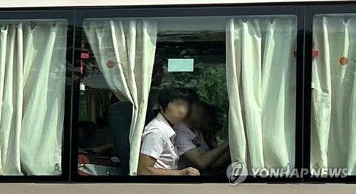 베이징 시내 바라보는 북한 태권도 선수단 관계자