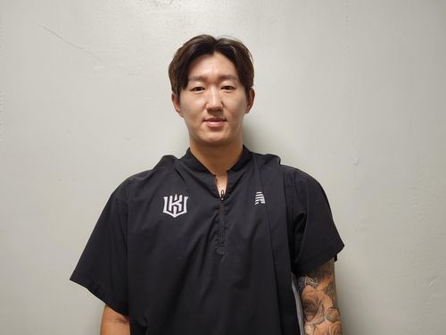 인터뷰하는 김민혁