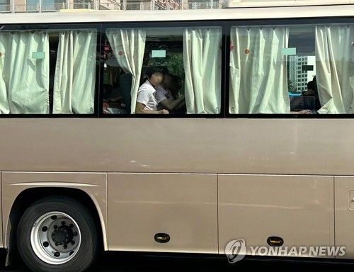 베이징 시내를 바라보는 북한 태권도 선수단 관계자