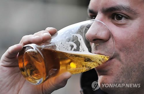 맥주 마시는 남성