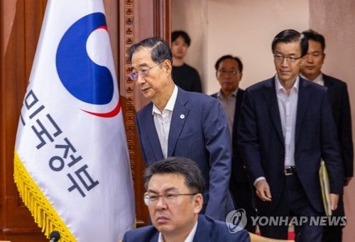 국정 현안 관계 장관회의 입장하는 한덕수 총리