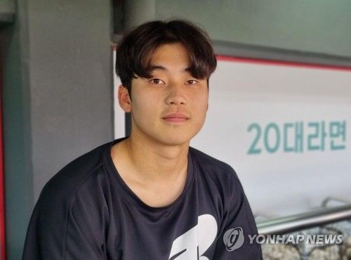 인터뷰하는 박영현