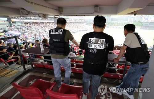 다중시설 살펴보는 경찰