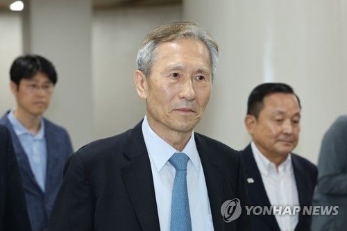 '군 댓글공작' 김관진 전 국방장관 징역 2년 선고