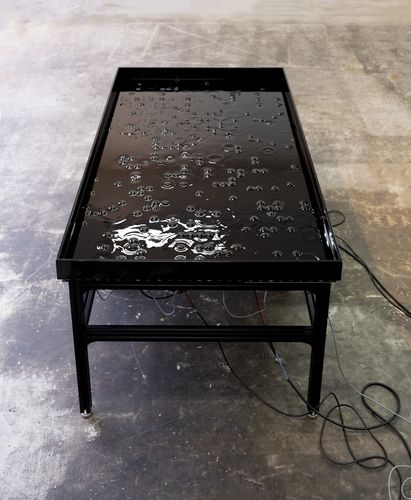 윤성필, 액체조각프로젝트01, 2019, 전자석, 액체 자성 유도체, 알루미늄 프로파일, 동작 센서, 컨트롤 박스, 알루미늄판, 170×98×75㎝