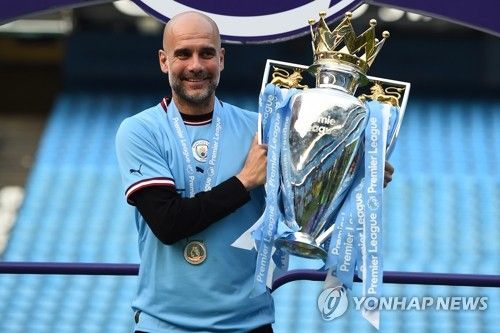 '리그 3연패' 우승 트로피 들어 올리는 과르디올라