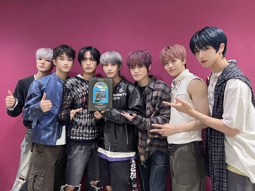 '밀리언스 앨범' 상패를 받은 그룹 NCT 드림
