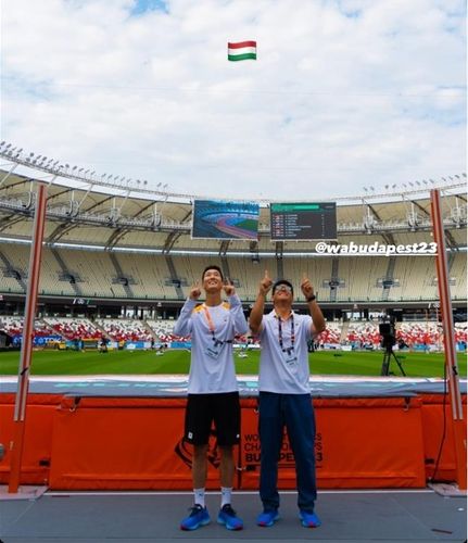 우상혁, 김도균 코치와 함께 부다페스트에서 기념 촬영
