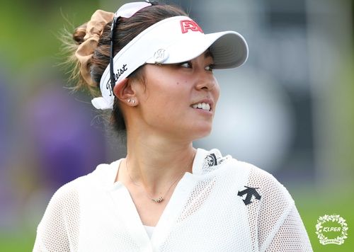 경기 도중 응원에 미소로 답하는 대니얼 강