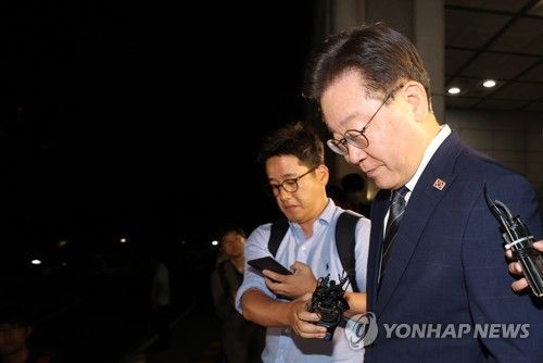 취재진 질문 받는 이재명 대표