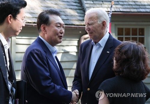 바이든 미 대통령과 작별인사 하는 윤 대통령