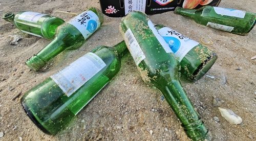 해수욕장에 버려진 소주병