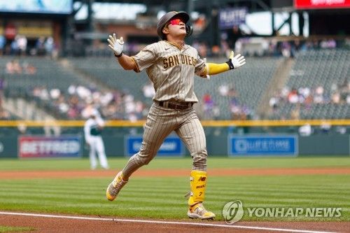 세리머니와 함께 홈에 들어오는 김하성