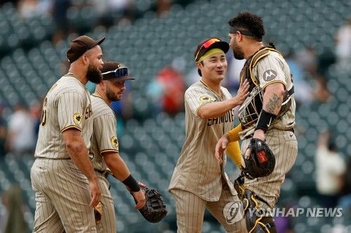 승리 후 동료들과 기뻐하는 김하성