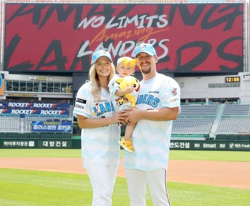 아기상어 유니폼 입은 SSG랜더스의 투수 커크 맥카티와 가족