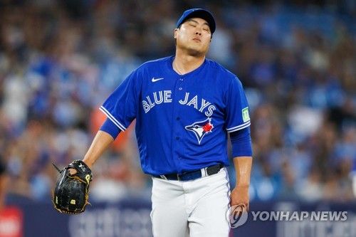 1회 집중타를 맞고 아쉬워하는 류현진 