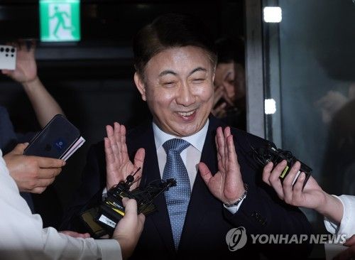 이동관, 청문회 준비 사무실 들어서며