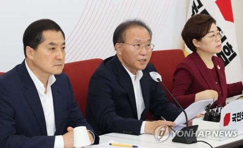 무량판 공법 부실시공 관련 기자간담회에서 발언하는 윤재옥 원내대표