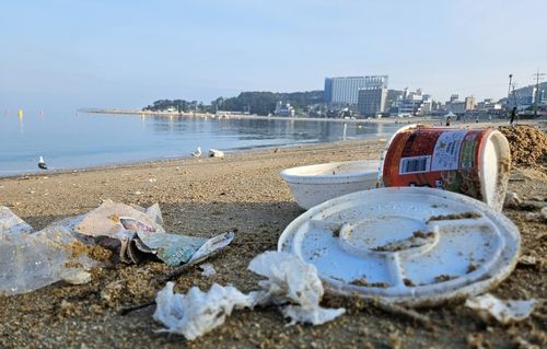을왕리해수욕장에 버려진 쓰레기