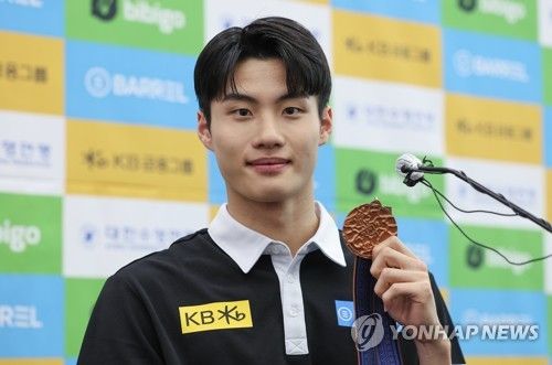 메달 들어보이는 황선우