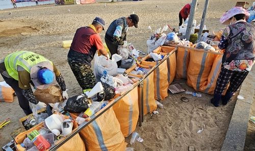 쓰레기 분리 작업중인 청소업체 직원들
