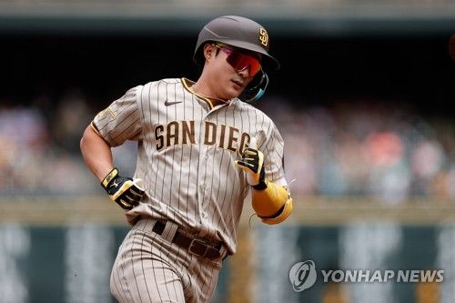 시즌 15호 홈런을 터트리고 홈에 들어오는 김하성