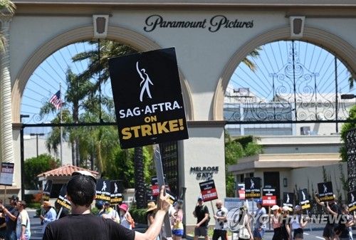 할리우드서 파업하는 美 작가조합·배우조합