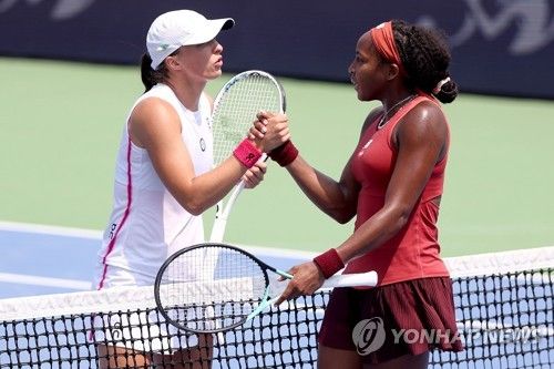 시비옹테크와 인사하는 고프