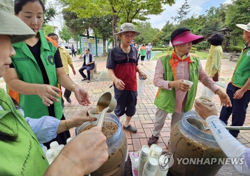 폭염에 시원한 미숫가루 음료 나눔
