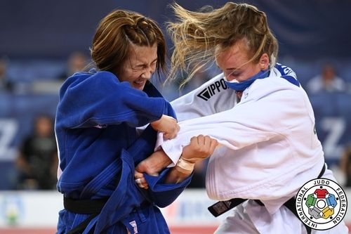 힘 싸움 펼치는 김지수