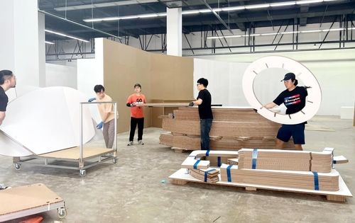 허니 콤보드로 전시장 연출