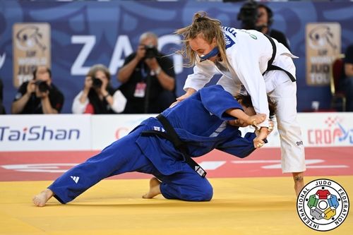 공격 시도하는 김지수(왼쪽)