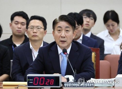 답변하는 이동관 후보자