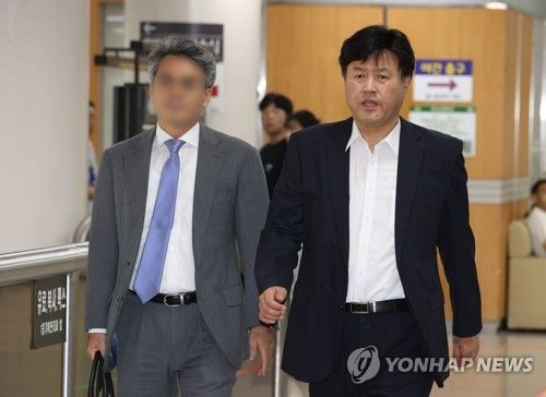 1심 공판 출석하는 김용