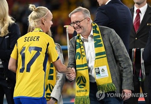 호주 여자축구대표팀 선수들을 격려하는 앤서니 앨버니지 총리