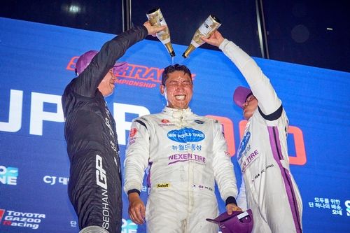 슈퍼레이스 슈퍼 6000 5라운드에서 우승한 김재현(가운데)