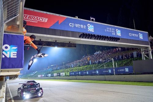 가장 먼저 체커기를 받는 김재현의 머신