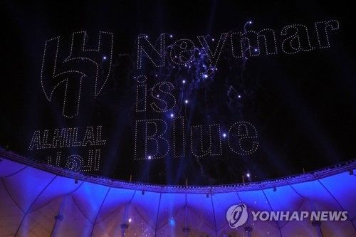 밤하늘을 휘젓는 드론들