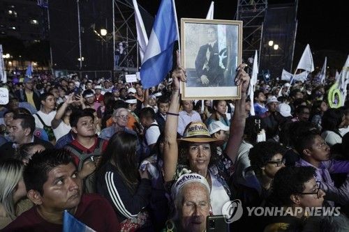 아레발로 당선인의 부친인 후안 호세 아레발로 베르메호 전 대통령 사진 든 지지자