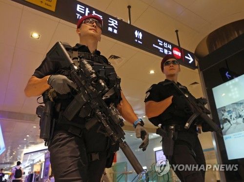 강남역 지하쇼핑센터 순찰하는 경찰특공대