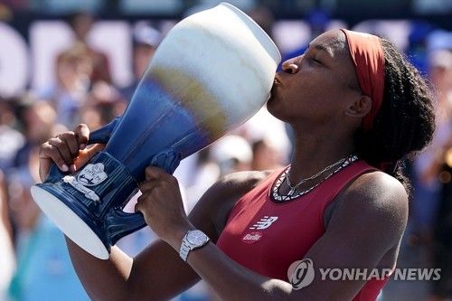 WTA 1000 대회서 첫 우승 차지한 고프