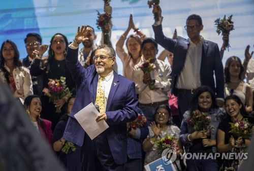 베르나르도 아레발로 과테말라 대통령 당선인(가운데)