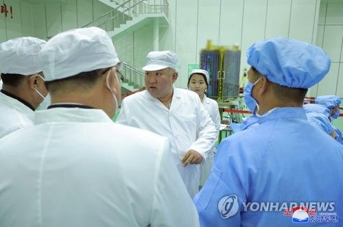 지난 5월 군사정찰위성 발사준비위원회 현지 지도하는 김정은